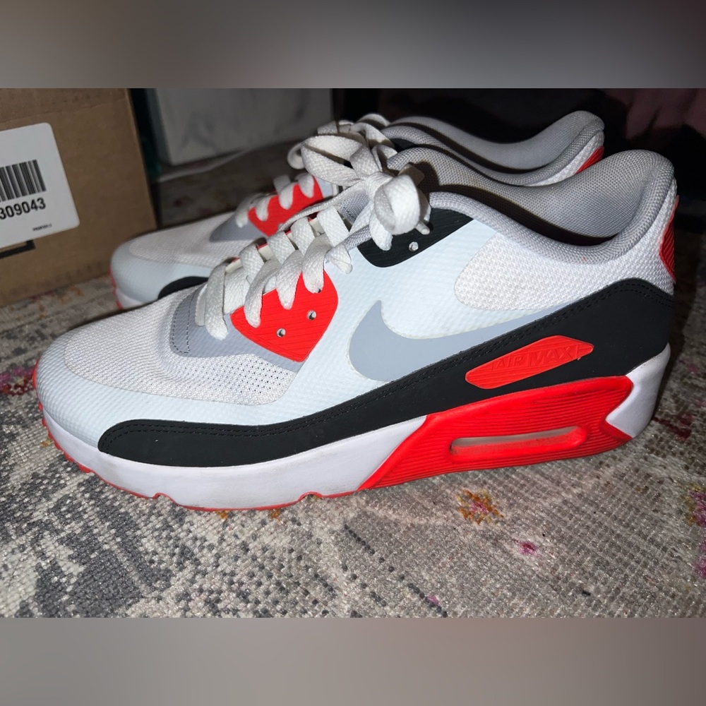 Big kids size 7 Nike air max shoes